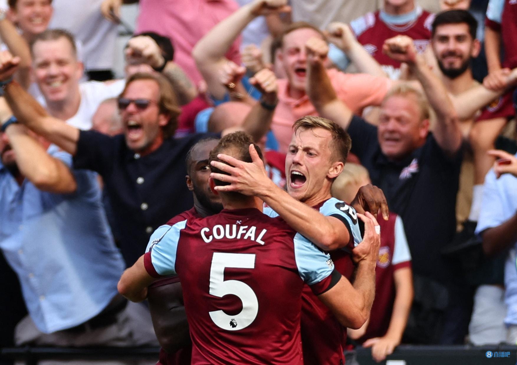 库里更新社媒晒参加高尔夫动态，无缘冠军与里夫斯等人合影留念.